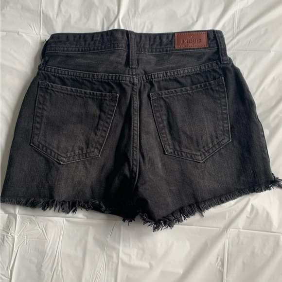 🖤 Hollister Black Distressed Jean Shorts - High Rise Mom Short, Size 25 (1) - Picture 2 of 5
